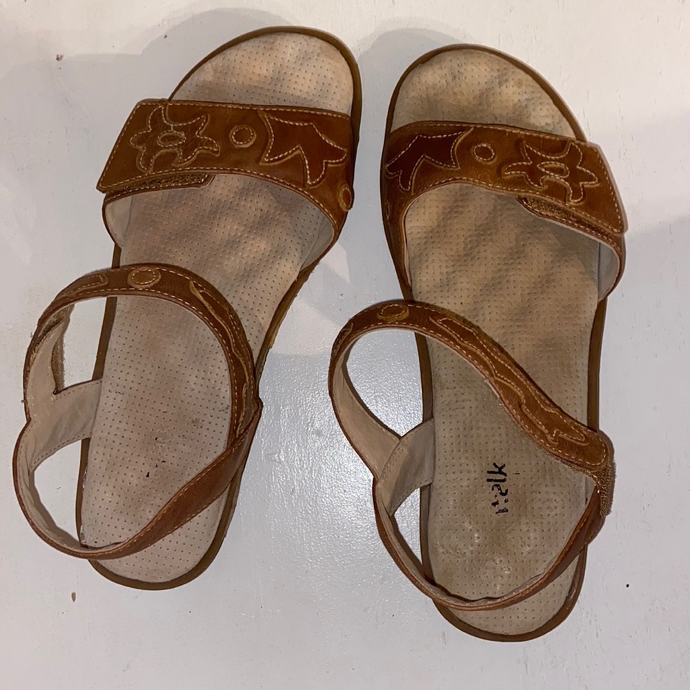 Softwalk sandals!